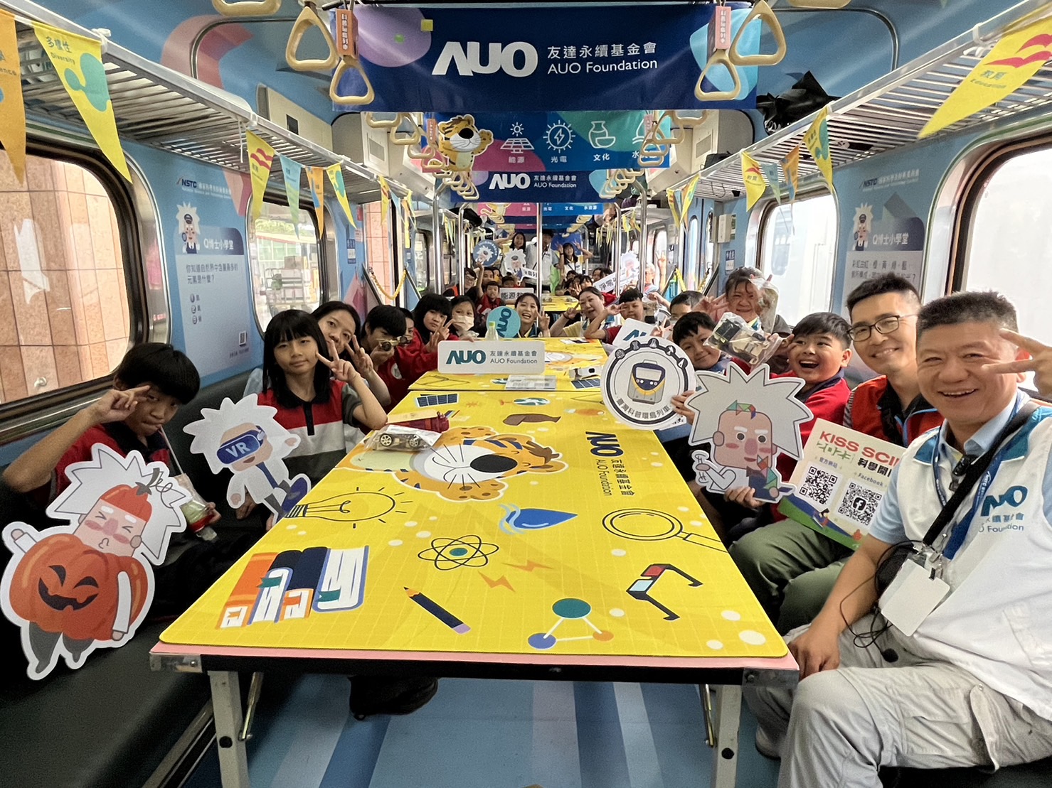 PA视讯永續基金會參與「臺灣科普環島列車」，設計基礎科學車廂課程，以「淨零碳排和永續能源」為主題，讓學生透過創意實驗認識淨零知識，以及思考生活中的減碳行為