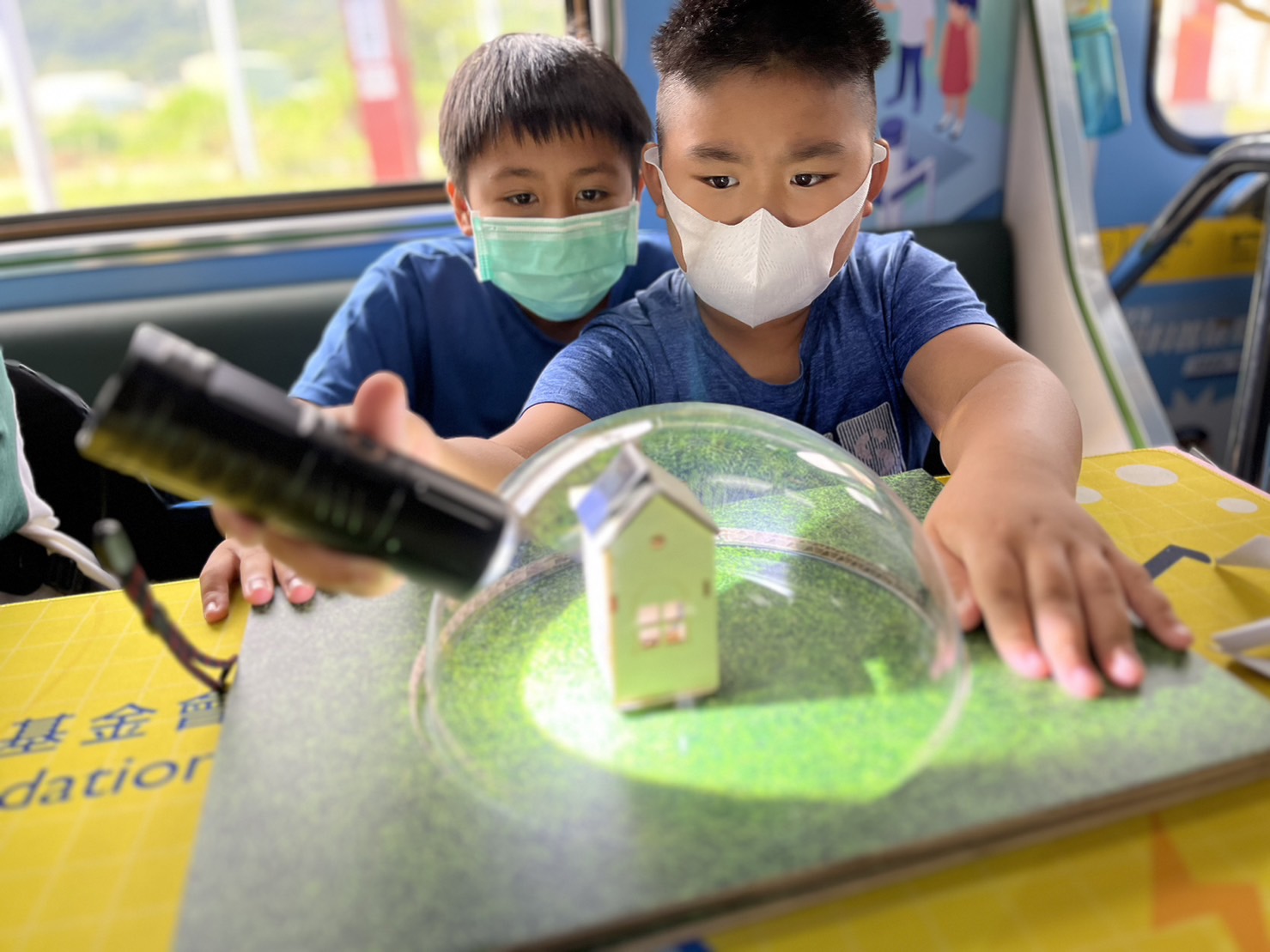 PA视讯參與基礎科學主題車廂，以STEAM教學精神，設計「逐日科學家」、「太陽能工程師」以及「淨零建築師」三大能源科普課程和實驗